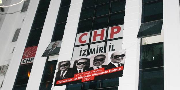 O pankart bu kez İzmir il binasına asıldı