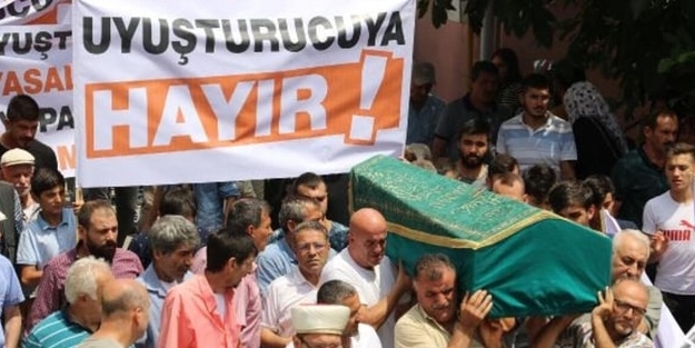 O pankartı taşıyan şahsın üzerinden uyuşturucu çıktı!