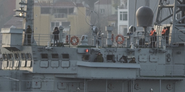O Rus savaş gemisi İstanbul Boğazı'ndan yeniden geçti