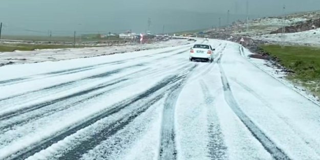 O şehirde dolu yağışı: Yollar beyaza büründü!
