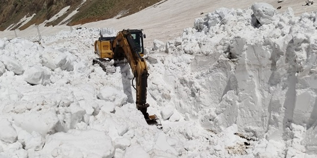 O şehirde hala kar ile mücadele ediliyor!