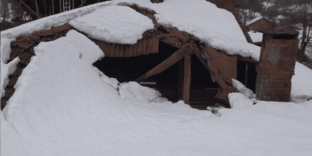 O şehirde kar nedeniyle evlerin çatısı çöktü!