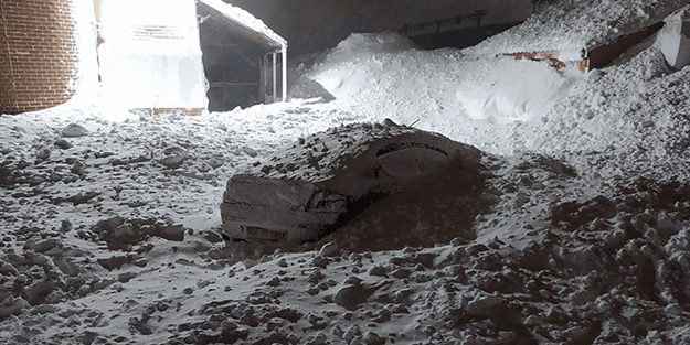 O şehirde öğretmenevinin üzerine çığ düştü!