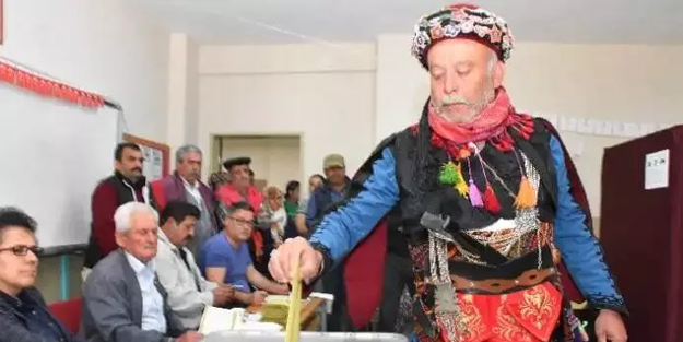 O şehirde Yörükler, Efe kıyafetleriyle sandığa gitti