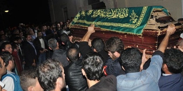 O slogan atılınca, aile kalabalığı uyardı!