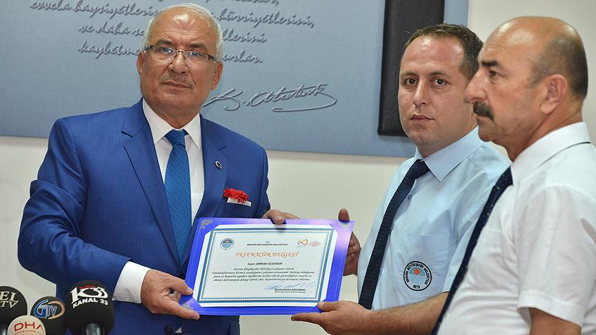 O şoför dürüstlüğünün ödülünü aldı