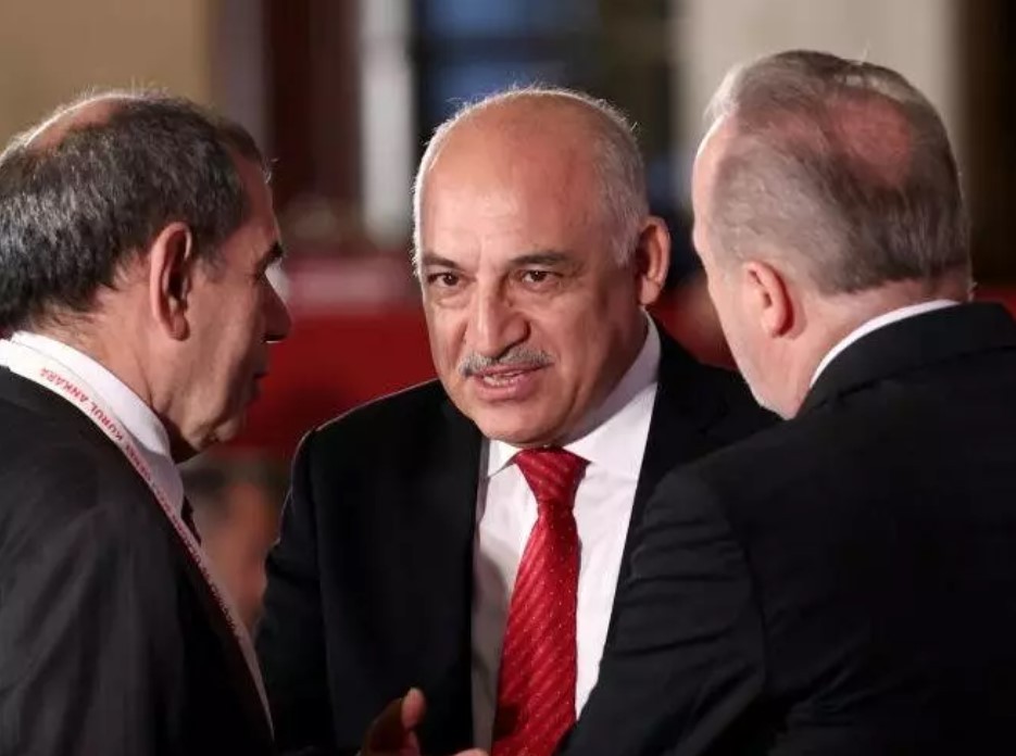 O soru çileden çıkarmaya yetti! Mehmet Büyükekşi, kritik toplantıyı terk etti