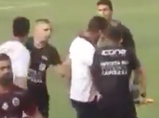 O teknik direktör, kadın hakeme kafa attı