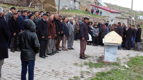 O teröristin cenazesi böyle kaldırıldı… Köylüler onları cenazede görünce