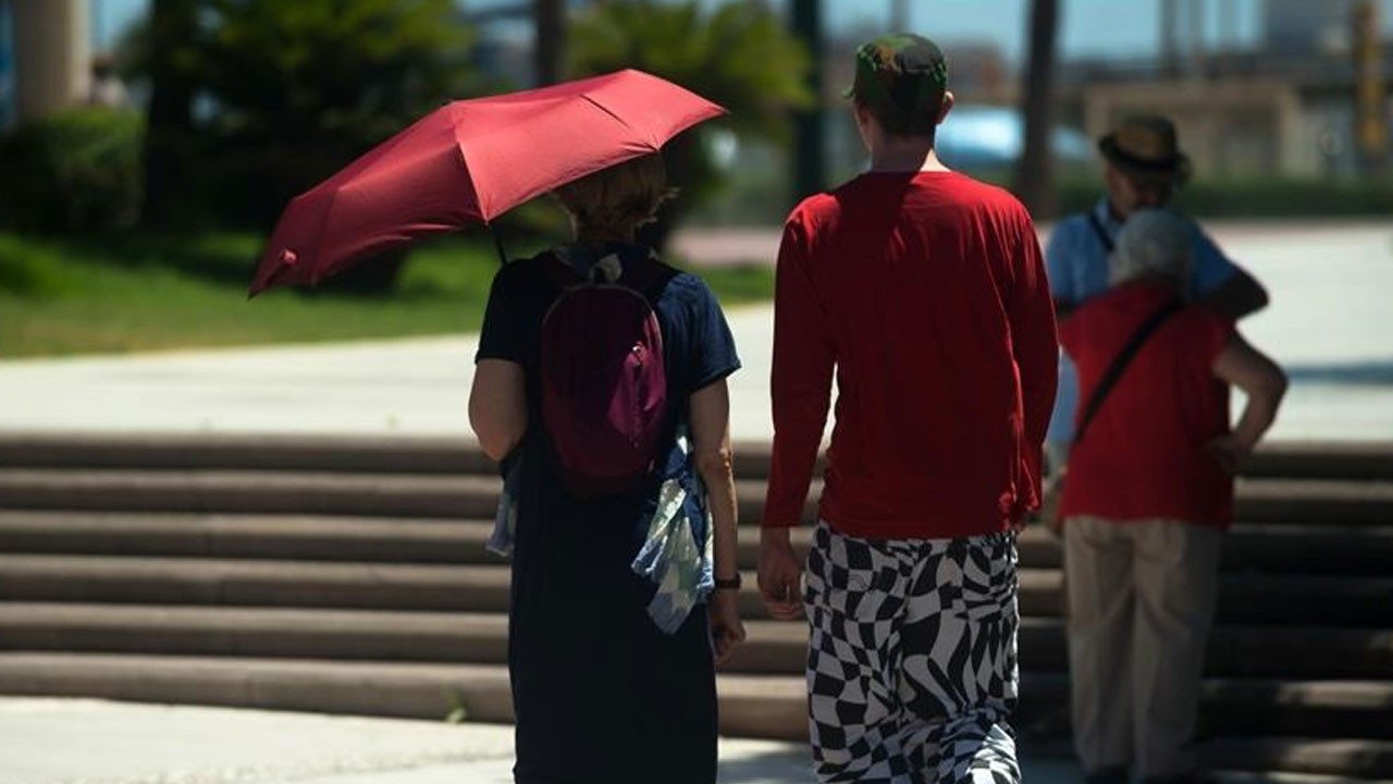 O ülke adeta kavruluyor! 21 şehirde kırmızı alarm verildi