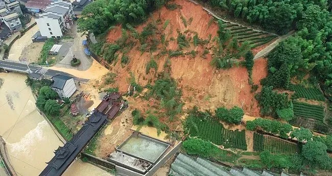 O ülkede doğal afet bitmiyor! Toprak kayması sonucu 9 kişi öldü