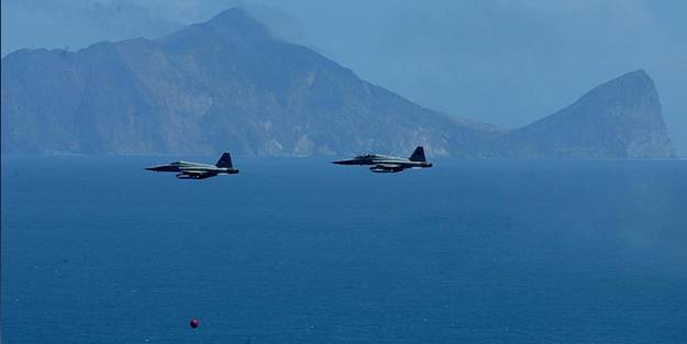 O ülke duyurdu! 52 savaş uçağı hava savunma sahasına girdi