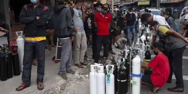 O ülke koronavirüs felaketini yaşıyor! Oksijen tüpü sırasına girdiler