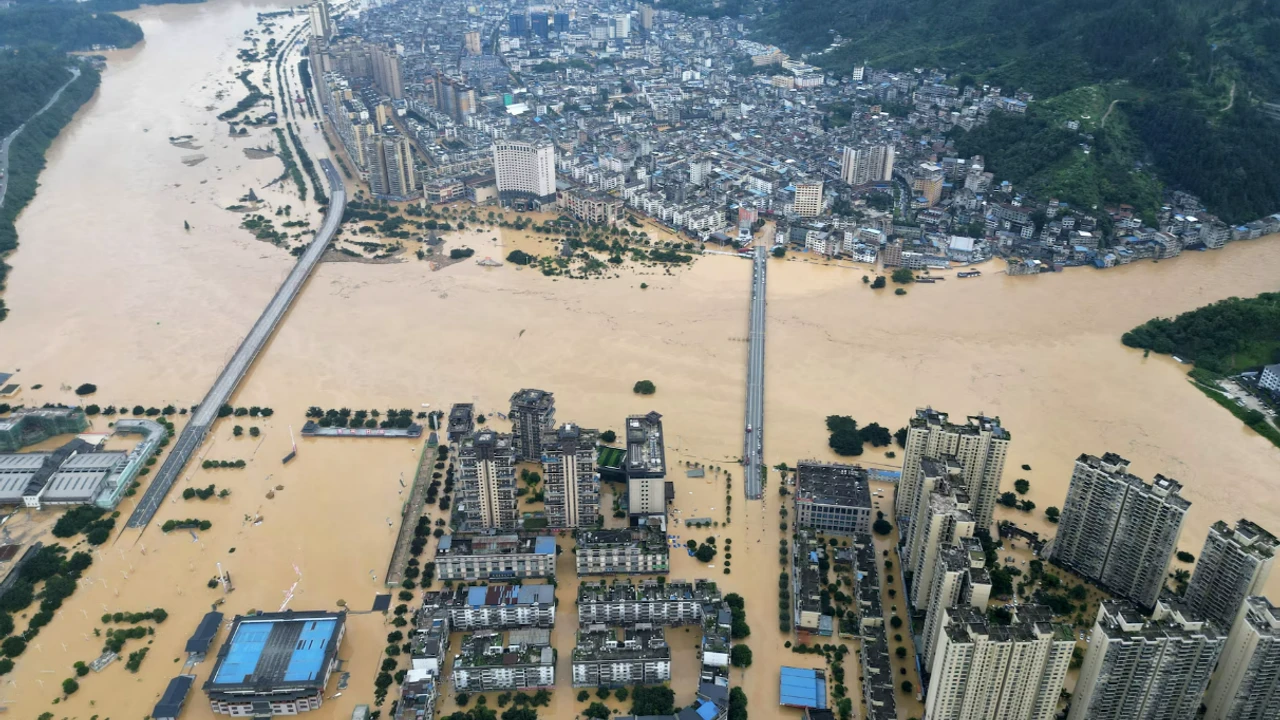 O ülke resmen su altında kaldı!
