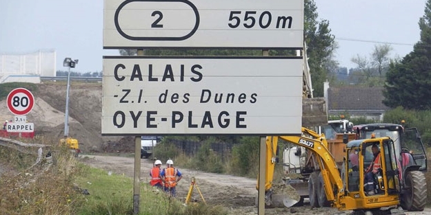 O ülke sınırına beton duvar örüyor