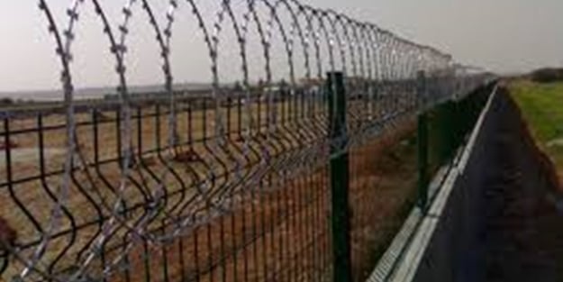 O ülke sınırına tel örgü örmeye başladı