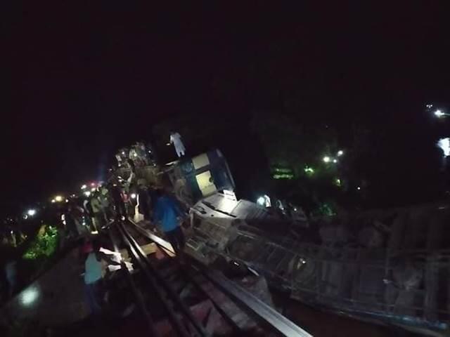 O ülke şokta... Tren nehre uçtu! Çok sayıda ölü var...