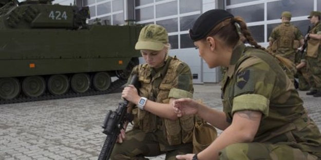 O ülkede 18 yaşını dolduran her kadına askerlik