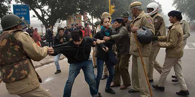 O ülkede 4 kişinin yan yana yürümesi yasaklandı