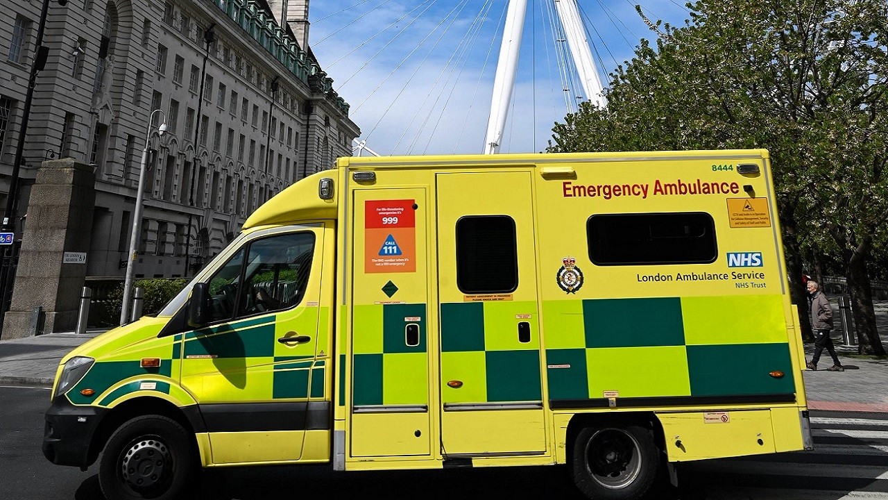 O ülkede araç yayaların arasına daldı