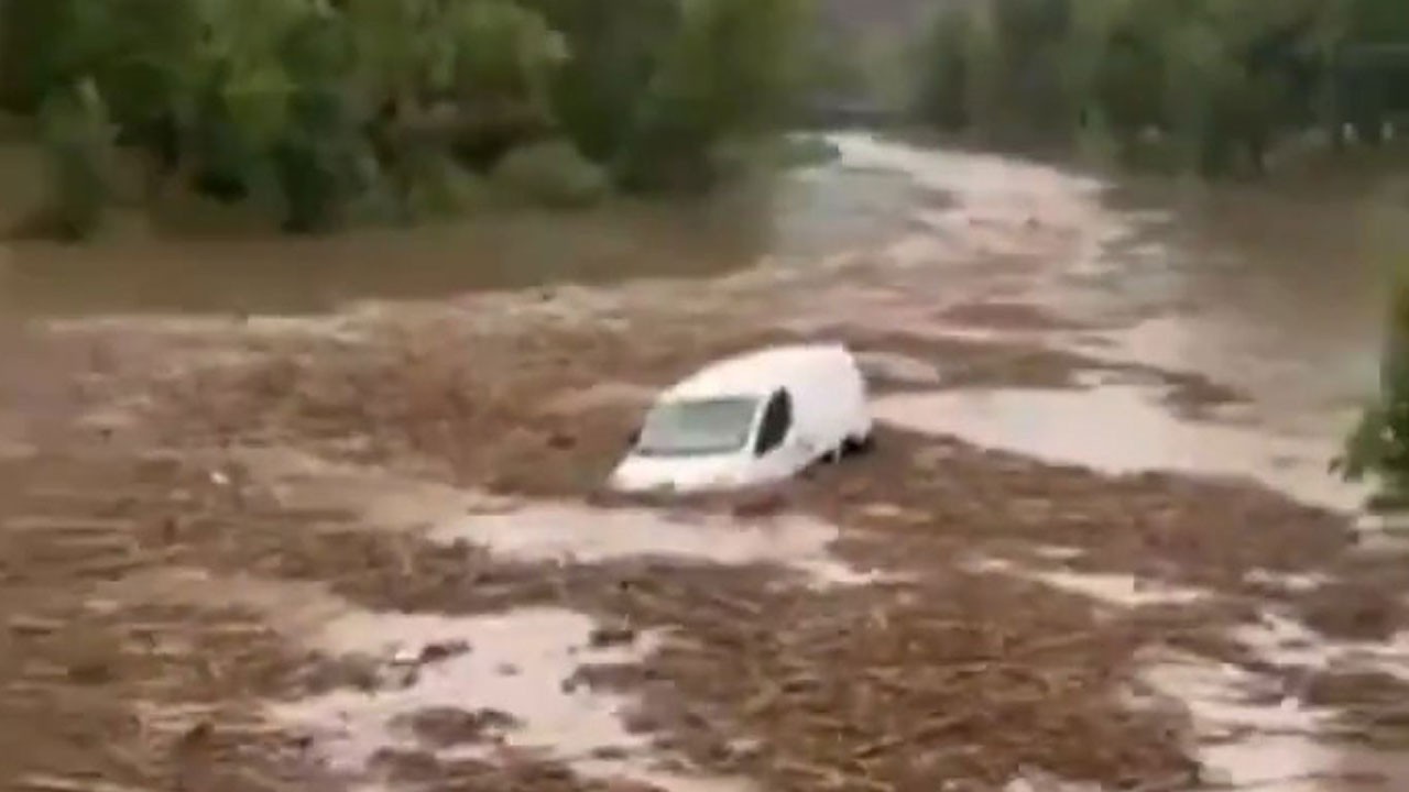 O ülkede araçlar sele teslim oldu
