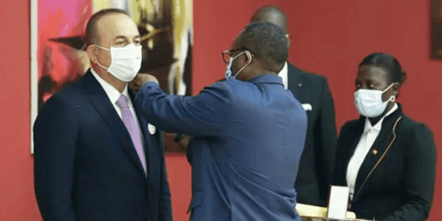 O ülkede Bakan Çavuşoğlu’na 'Devlet Nişanı' verildi