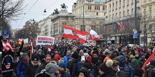 O ülkede binlerce kişi sokaklara döküldü! Arbede yaşandı