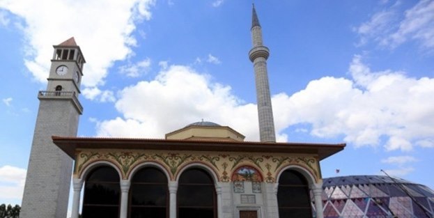 O ülkede cami ve islami okullar yıkılıyor!