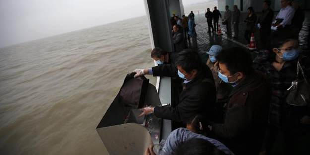 O ülkede cenaze sıkıntısı: 'Yakmak çözüm değil, denize atalım!'