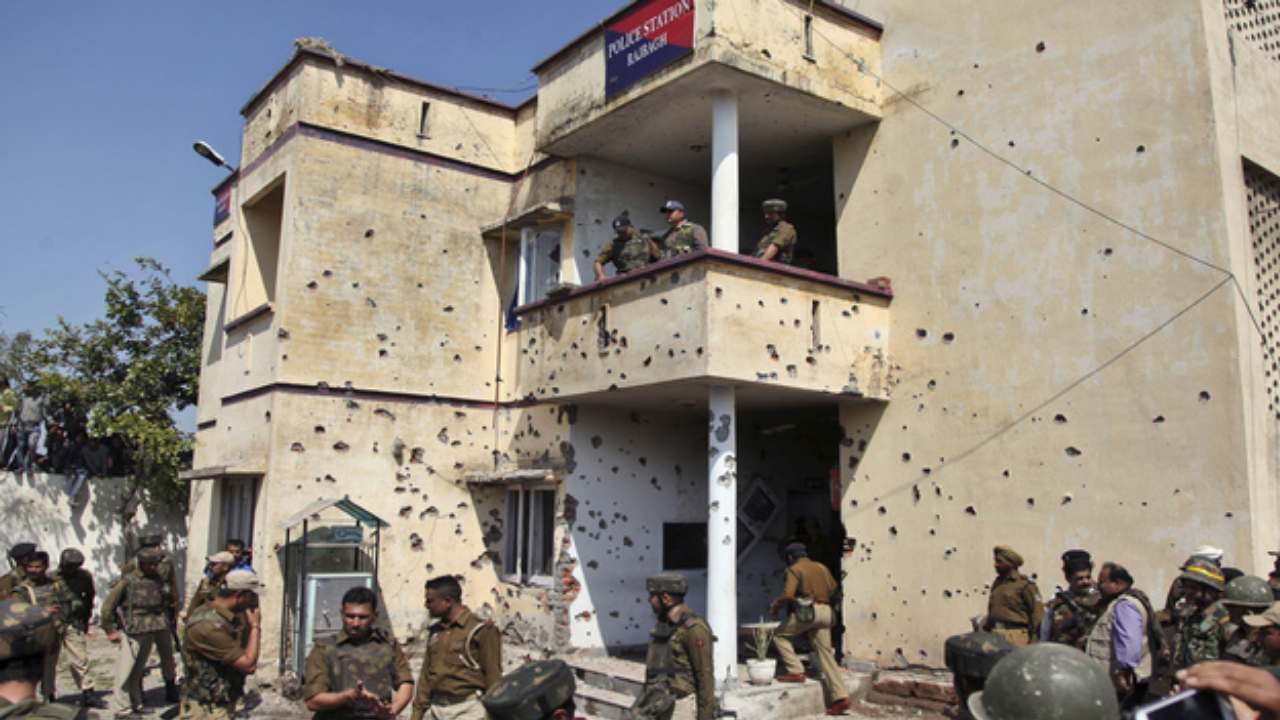 O ülkede dehşet! Karakol basıldı: Çok sayıda ölü