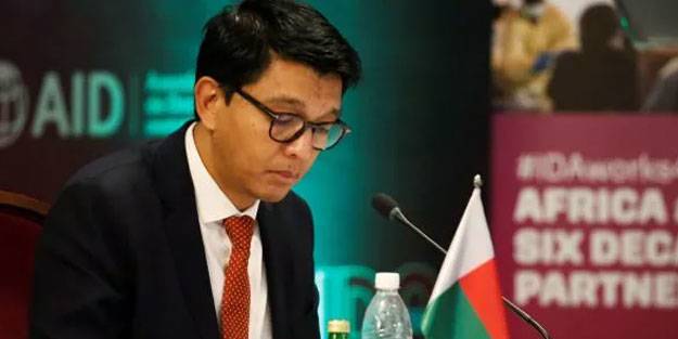 O ülkede deprem! Tüm bakanlar görevden alındı