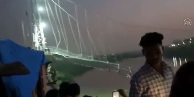 O ülkede feci kaza: Yüzlerce kişi nehre düştü