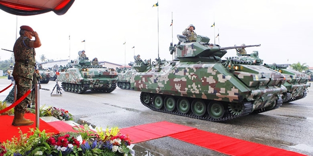 O ülkede gururlandıran görüntü! Türk zırhlıları geçit törenine damga vurdu