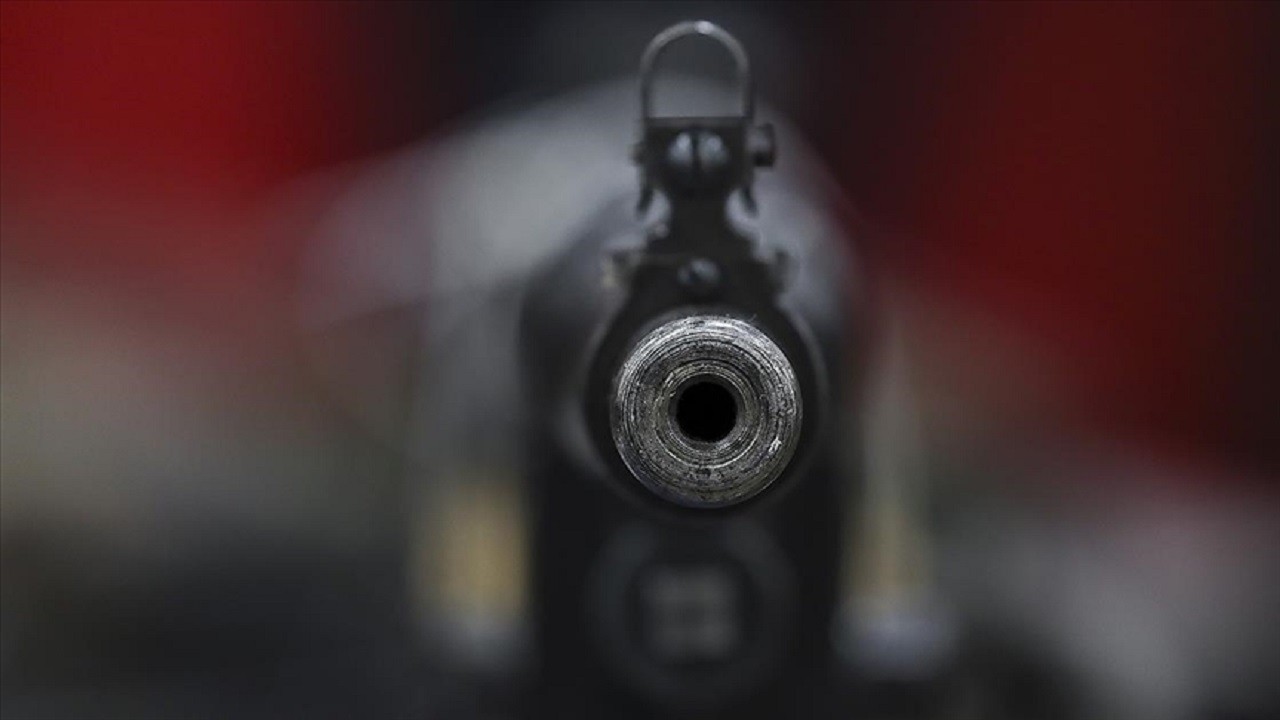 O ülkede kan donduran olay! 2 yaşındaki çocuk annesini vurdu