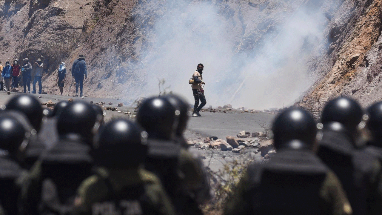 O ülkede kaos başladı! Kışlalara baskın yapıldı, askerler rehin