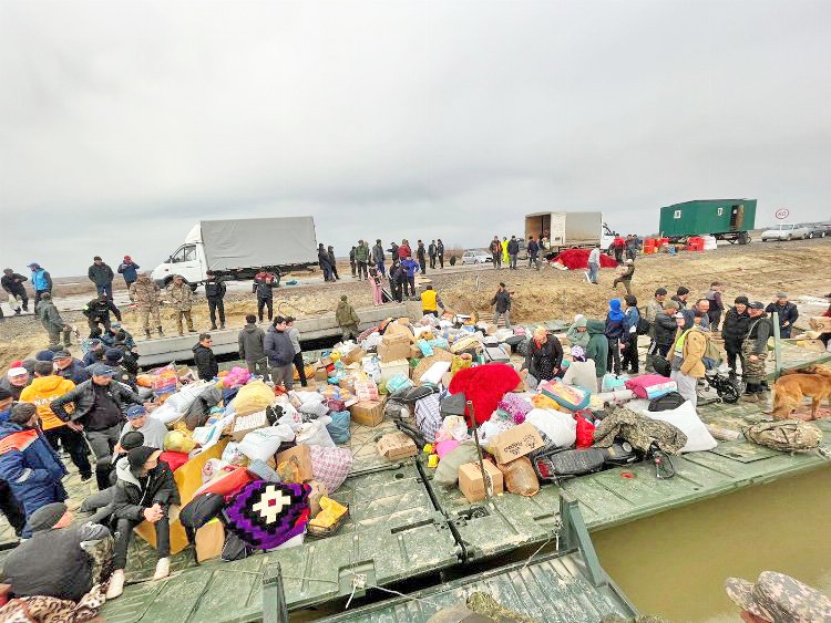 O ülkede karların erimesi meydana gelen seller felakete yol açtı: 100 bin kişi tahliye edildi