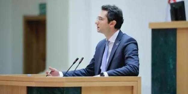 O ülkede Meclis Başkanı istifa etti