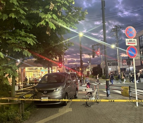 O ülkede minibüs yayaların arasına daldı