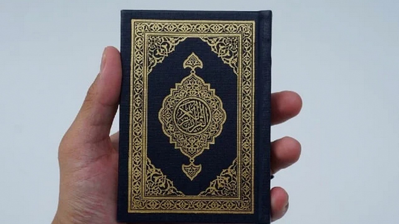 O ülkede Müslüman polisler Kuran üzerine yemin edecek!