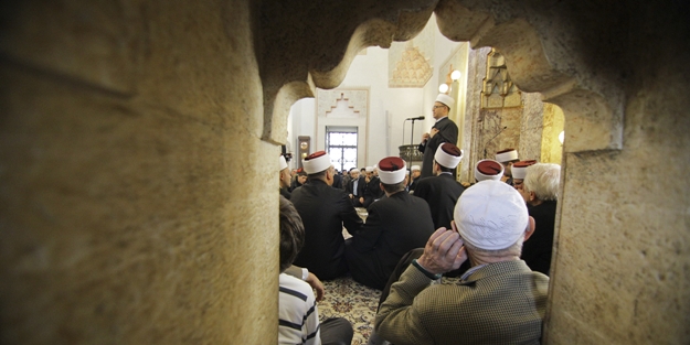 O ülkede namaz yasaklandı