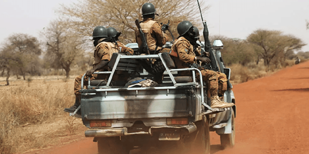 O ülkede ordu konvoyuna saldırı: 16 asker ölü!