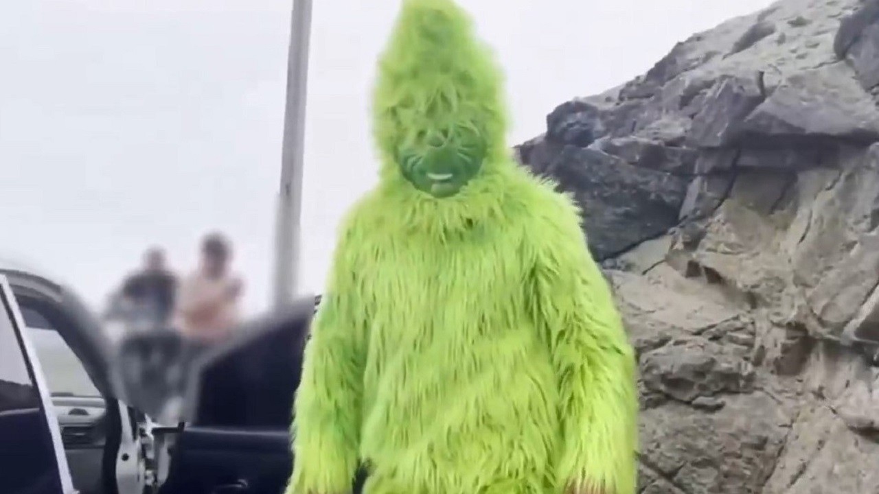 O ülkede polis Grinç kılığına girdi!