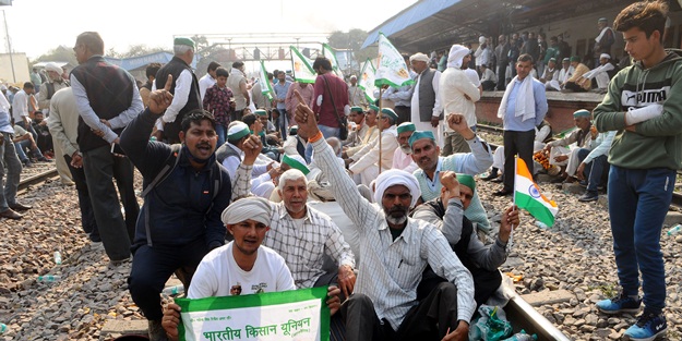 O ülkede protesto! Demir yollarını kapattılar