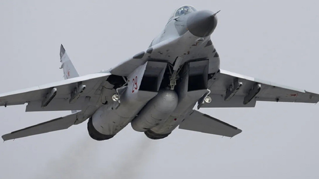 O ülkede savaş uçağı düştü!