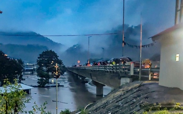 O ülkede sel felaketi: 23 asker kayıp