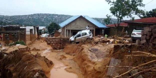 O ülkede sel felaketi: Çok sayıda ölü var