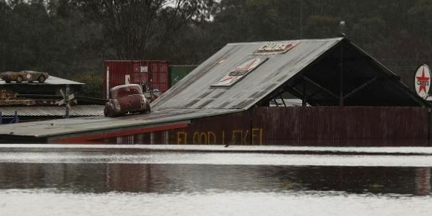 O ülkede seller nedeniyle 85 bin kişi için tahliye kararı verildi