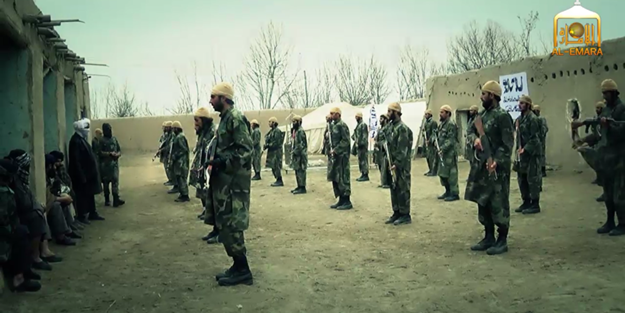 O ülkede stratejik ilçe ele geçirildi! 100 askerlerini teslim aldılar