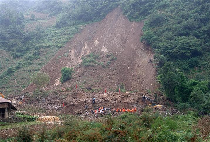 O ülkede toprak kayması: 2 ölü