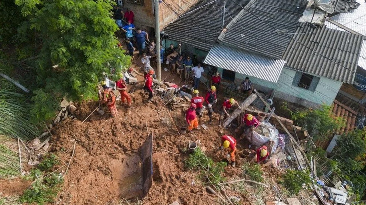 O ülkede toprak kayması can aldı! Çok sayıda ölü var